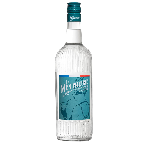 Bouteille "La Mentheuse". L'étiquette de cette bouteille bleue montre une femme chic sirotant un cocktail.
