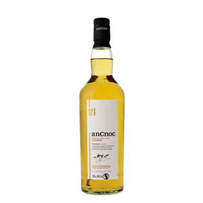 Whisky Ancnoc 12 ans", une bouteille en verre transparent avec un bouchon en liège, contenant un whisky couleur dorée. Des mots clés tels que douceur, vanille, agrumes et notes florales viennent à l'esprit en regardant cette image. La lumière se reflète joliment sur la bouteille, soulignant les nuances chaudes de la couleur du whisky.