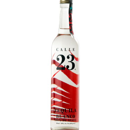 Bouteille de Tequila Blanco, la bouteille est transparente avec des traits rouge dessus ainsi que le chiffre 23