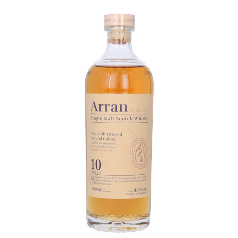 "Whisky Arran 10 ans", une bouteille en verre transparent avec un bouchon en liège, contenant un single malt couleur dorée. La bouteille met en valeur l'étiquette distinctive d'Arran avec une image de l'île d'Arran en Écosse. Des mots clés tels que vanille, miel et fruits viennent à l'esprit en regardant cette image. La lumière se reflète joliment sur la bouteille, soulignant les nuances chaudes de la couleur du whisky.