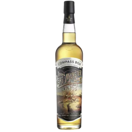 Une bouteille de whisky Compass Box The Peat Monster, reconnaissable à son étiquette sombre ornée d'un monstre stylisé. Le liquide doré pâle à l'intérieur est un whisky tourbé qui offre des notes intenses de fumée.
