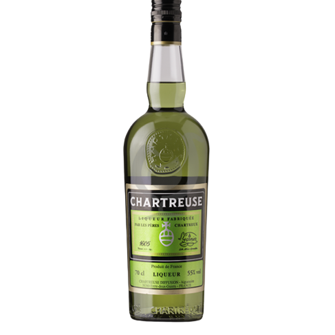 Une bouteille de liqueur Chartreuse verte, avec une étiquette ornée d'une croix et d'inscriptions en français. La bouteille est en verre vert foncé, avec un bouchon en liège et un sceau de cire verte autour du col. La Chartreuse est un alcool fort et complexe, apprécié pour son goût unique et son histoire riche.