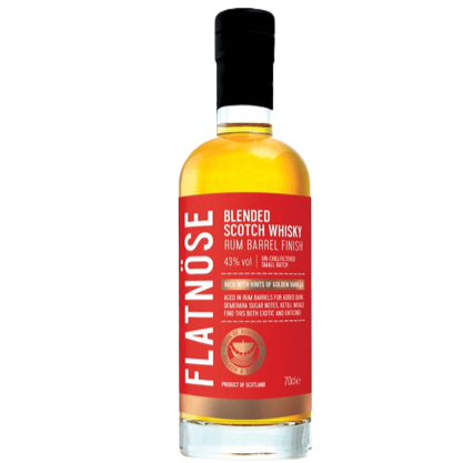 Image de FLATNÖSE Scotch Whisky Wishy Rum Barrel Finished, vieilli dans des fûts de rhum pour une saveur douce et sucrée. L'étiquette est rouge est la couleur du liquide est or