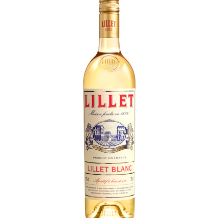 La photo montre une bouteille de Lillet Blanc, un apéritif français élaboré à partir de vins de Bordeaux et de liqueurs d'agrumes. La bouteille est en verre transparent, permettant de voir la belle couleur dorée de la boisson à l'intérieur. L'image évoque la sophistication et la finesse du Lillet Blanc, ainsi que la qualité supérieure de ses ingrédients.
