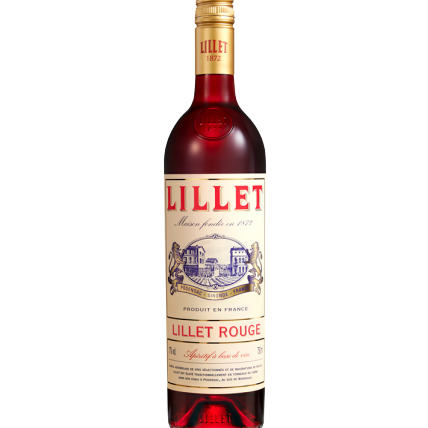 La photo montre une bouteille élégante de Lillet Rouge, un apéritif français produit dans le Sud-Ouest de la France. La bouteille est en verre transparent, permettant de voir la belle couleur rubis profonde de la boisson à l'intérieur. L'image évoque l'élégance et la sophistication du Lillet Rouge, ainsi que la qualité supérieure de ses ingrédients.