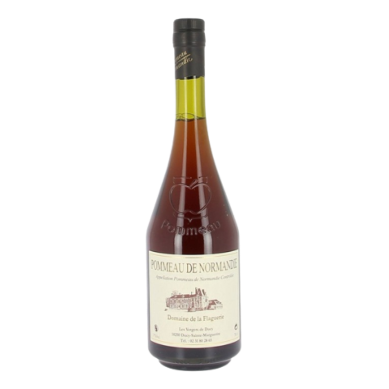 La photo montre une bouteille de pommeau de Normandie portant l'étiquette du domaine de la Flaguerie. La bouteille est en verre brun foncé et a une forme élégante et légèrement courbée. Le liquide à l'intérieur est d'une couleur ambrée profonde et semble épais et riche. Le logo du domaine de la Flaguerie est imprimé en noir sur l'étiquette, qui comporte également des informations sur le produit, notamment le nom "Pommeau de Normandie", le degré d'alcool et le volume de la bouteille.