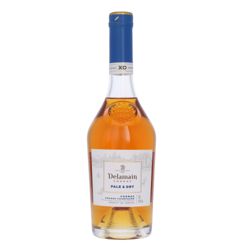 "Cognac Delamain XO Pale & Dry", une bouteille en verre transparent avec un bouchon en liège, contenant un cognac ambré.Des mots clés tels que vanille, fruits secs et miel viennent à l'esprit en regardant cette image. La lumière se reflète magnifiquement sur la bouteille, mettant en évidence les nuances chaudes de la couleur du cognac.
